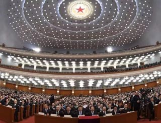 3月13日上午，十三屆全國(guó)人大一次會(huì)議召開(kāi)第四次全體會(huì)議。會(huì)議上，新一輪國(guó)務(wù)院機(jī)構(gòu)改革方案正式出爐。方案顯示，改革國(guó)稅地稅征管體制，將省級(jí)和省級(jí)以下國(guó)稅地稅機(jī)構(gòu)合并。國(guó)稅地稅機(jī)構(gòu)合并后，具體承擔(dān)所轄區(qū)域內(nèi)各項(xiàng)稅收、非稅收入征管等職責(zé)，實(shí)行以國(guó)家稅務(wù)總局為主與省(區(qū)、市)人民政府雙重領(lǐng)導(dǎo)管理體制。國(guó)稅地稅合并，企業(yè)界多樂(lè)見(jiàn)其成。全國(guó)工商聯(lián)今年由企業(yè)主筆的一份集體提案就建議國(guó)稅地稅合并，并表示這樣既有利于政府減少稅務(wù)監(jiān)管的投入，還可以降低企業(yè)因現(xiàn)行國(guó)稅、地稅分立體系而產(chǎn)生的多頭管理的成本等問(wèn)題。配合分稅制改革 國(guó)稅地稅分立改革開(kāi)放四十年來(lái)，我國(guó)已經(jīng)進(jìn)行了多次稅制改革。1978年，中國(guó)實(shí)行經(jīng)濟(jì)體制改革，進(jìn)行了第一步利改稅，即國(guó)有企業(yè)改上繳利潤(rùn)為繳納所得稅;1984年實(shí)行第二步利改稅，將工商統(tǒng)一稅改為工商稅和產(chǎn)品稅、所得稅，開(kāi)征城市維護(hù)建設(shè)稅;1986年開(kāi)征個(gè)人所得稅;1994年施行了分稅制改革，根據(jù)不同行業(yè)和稅種，將產(chǎn)品稅改為增值稅，將建筑安裝、交通運(yùn)輸、飲食服務(wù)、郵政電訊等服務(wù)行業(yè)所經(jīng)營(yíng)項(xiàng)目納入營(yíng)業(yè)稅的征收范圍，將過(guò)去的稅務(wù)局分為國(guó)家稅務(wù)局和地方稅務(wù)局，國(guó)稅地稅正式分立；不過(guò)，分稅制在發(fā)揮了重要作用之后，執(zhí)法不夠統(tǒng)一、辦稅不夠便利等問(wèn)題也慢慢的呈現(xiàn)了出來(lái)。因此，從1994年分稅制以來(lái)，建議“國(guó)稅地稅合并”的聲音一直存在。時(shí)隔23年 國(guó)稅地稅再次合并如今，隨著營(yíng)改增的推進(jìn)，營(yíng)業(yè)稅這一原地方主體稅種退出歷史舞臺(tái)，改為增值稅后，轉(zhuǎn)由國(guó)稅部門(mén)征管，地稅部門(mén)征管任務(wù)減少較多，“國(guó)稅地稅合并”的呼聲再起。加上5年前開(kāi)始試行的國(guó)稅、地稅合作，在減輕納稅成本、優(yōu)化服務(wù)、強(qiáng)化征管和規(guī)范執(zhí)法等方面都顯示了較好的效果，這次就從合作變?yōu)榱撕喜?。這是繼1994年實(shí)行分稅制改革后，時(shí)隔23年，省級(jí)及省級(jí)以下國(guó)稅地稅機(jī)構(gòu)再次合并。國(guó)稅地稅合并 減輕納稅人負(fù)擔(dān)據(jù)慧算賬了解，國(guó)稅地稅機(jī)構(gòu)合并后，具體承擔(dān)所轄區(qū)域內(nèi)各項(xiàng)稅收、非稅收入征管等職責(zé)，實(shí)行以國(guó)家稅務(wù)總局為主與省(區(qū)、市)人民政府雙重領(lǐng)導(dǎo)管理體制。國(guó)稅地稅征管體制的改革，不但能夠節(jié)約稅收征管成本，也會(huì)大幅度降低納稅人的納稅成本。之前，很多納稅人要同時(shí)繳納國(guó)稅、地稅，存在“多頭跑”等問(wèn)題; 改革后，納稅人通過(guò)一個(gè)窗口納稅，會(huì)更加方便，辦事效率也會(huì)提高，也節(jié)省了收稅成本。同時(shí)，在信息化如此發(fā)達(dá)的情況下，國(guó)稅、地稅兩套機(jī)構(gòu)在不同程度上也存在資源重置，在現(xiàn)行制度體系下，實(shí)行一套機(jī)構(gòu)就可以在一定程度上避免這些問(wèn)題，對(duì)于提高征管效率也有好處。